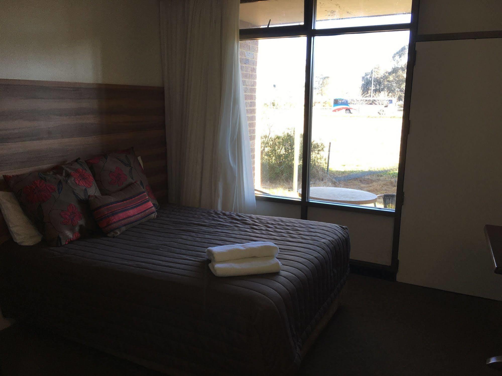Red Cedars Motel Canberra Eksteriør billede